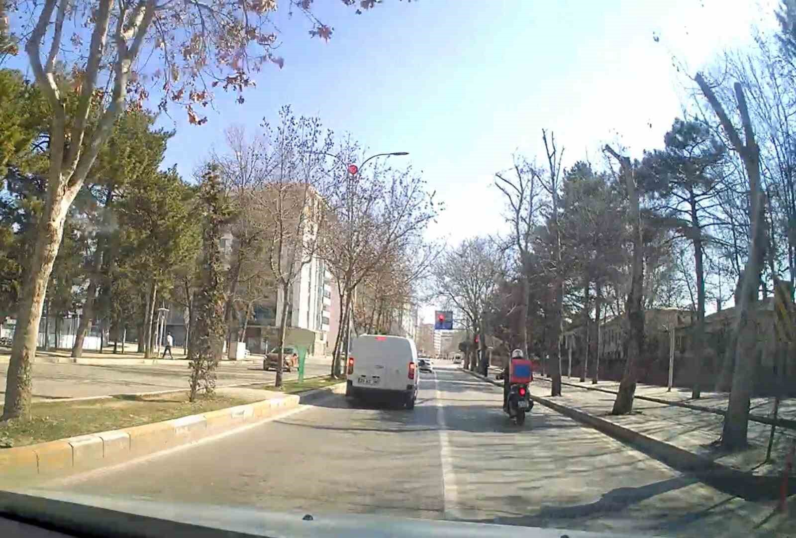 Elazığ’da motosikletlinin kırmızı ışık ihlali kameralara yansıdı