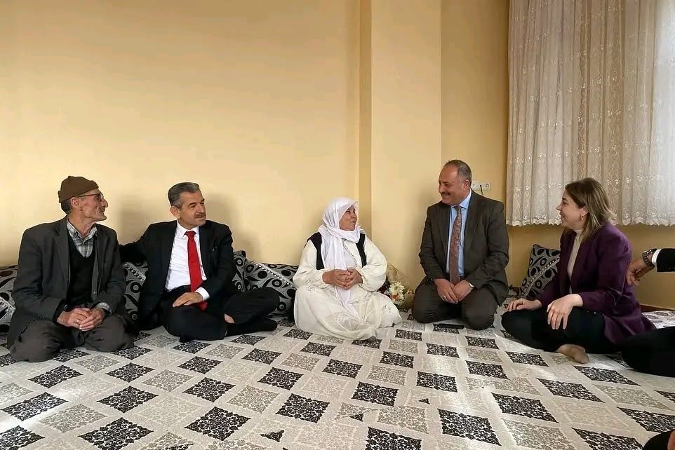 Şırnak Valisi Ekici, 52 yıllık evli &ccedil;ifti ziyaret etti
