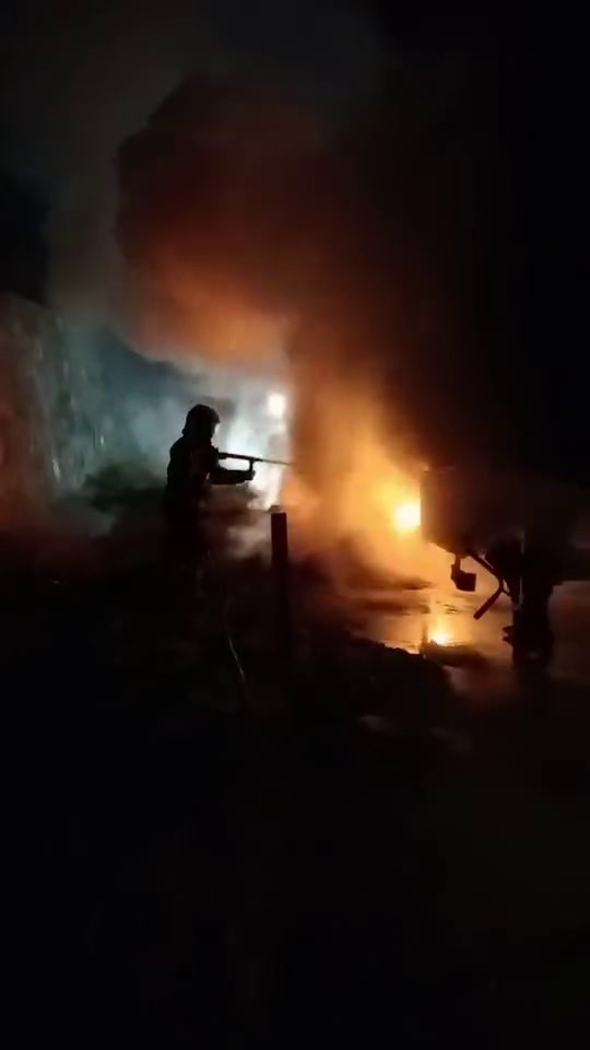 Tırın alev alev yanan lastikleri itfaiye ekiplerince s&ouml;nd&uuml;r&uuml;ld&uuml;
