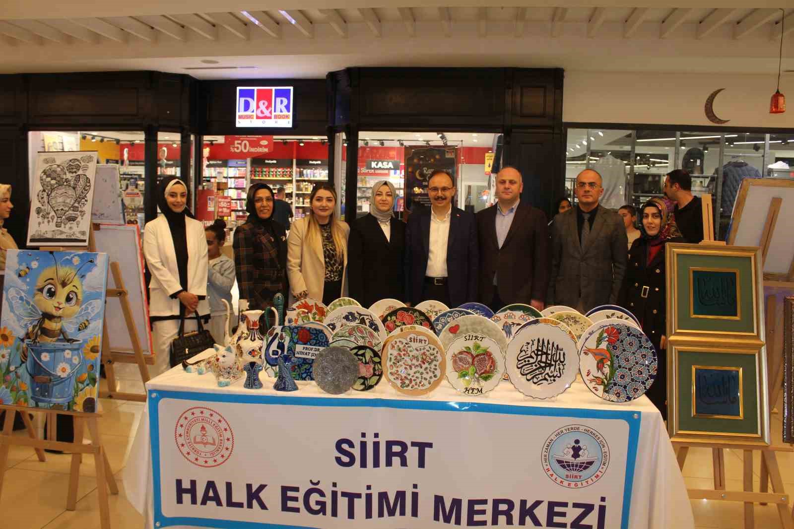 Siirt&rsquo;te Halk Eğitimi Merkezi kursiyerleri el emeği g&ouml;z nuru eserlerini sergiledi
