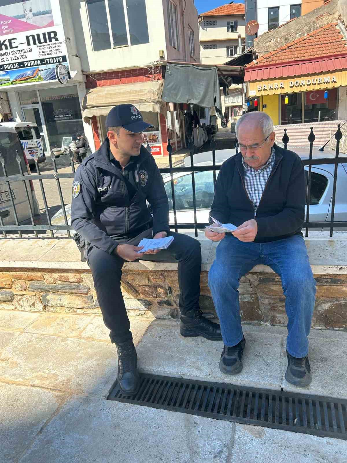 Karacasu&rsquo;da polis ekipleri vatandaşları bilgilendirdi
