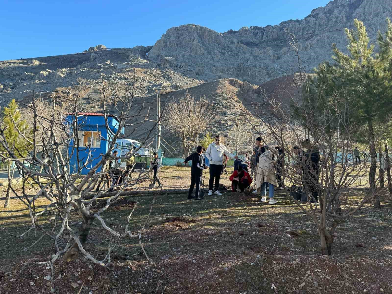 Batman’da köy okulunda fidan dikim seferberliği başlatıldı