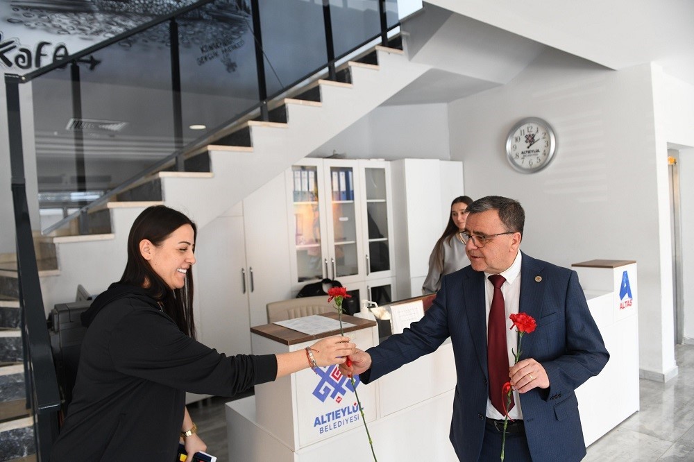 Başkan Şehirli, Kadın personelin 8 Mart Dünya Kadınlar Günü’nü kutladı