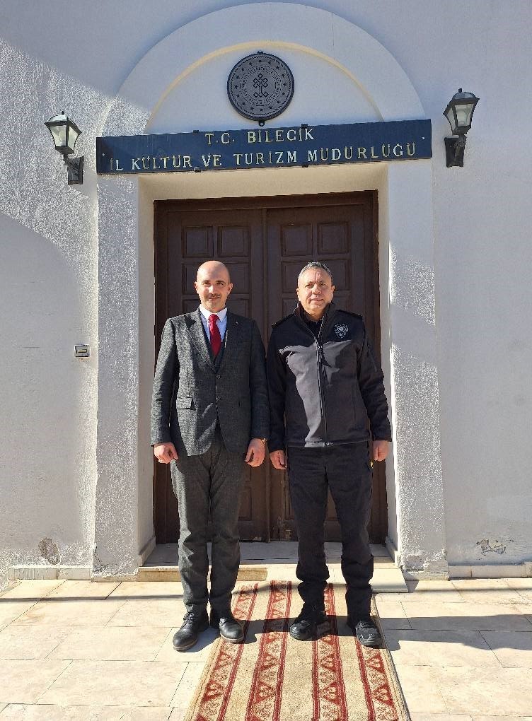 İki müdür bir araya gelerek kentin kültürel sorunlarını ele aldılar