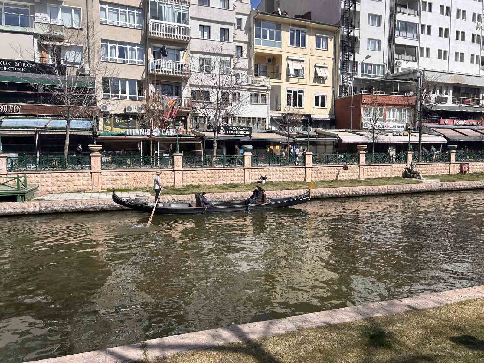 Eskişehir&rsquo;de g&uuml;zel hava gondollarda yoğunluk oluşturdu
