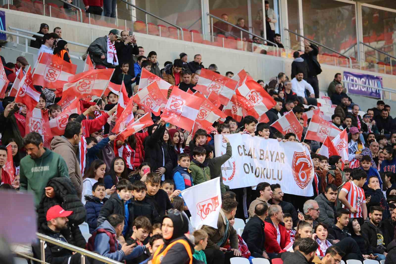 Sivassporlu taraftarlar, G&ouml;ztepe ma&ccedil;ına yoğun ilgi g&ouml;sterdi
