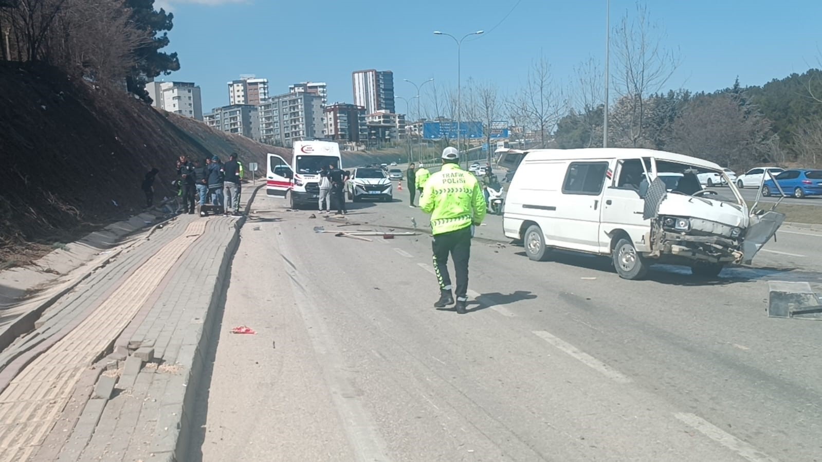 Gaziantep’te hafif ticari araç ile otomobil çarpıştı: 1 ölü, 3 yaralı