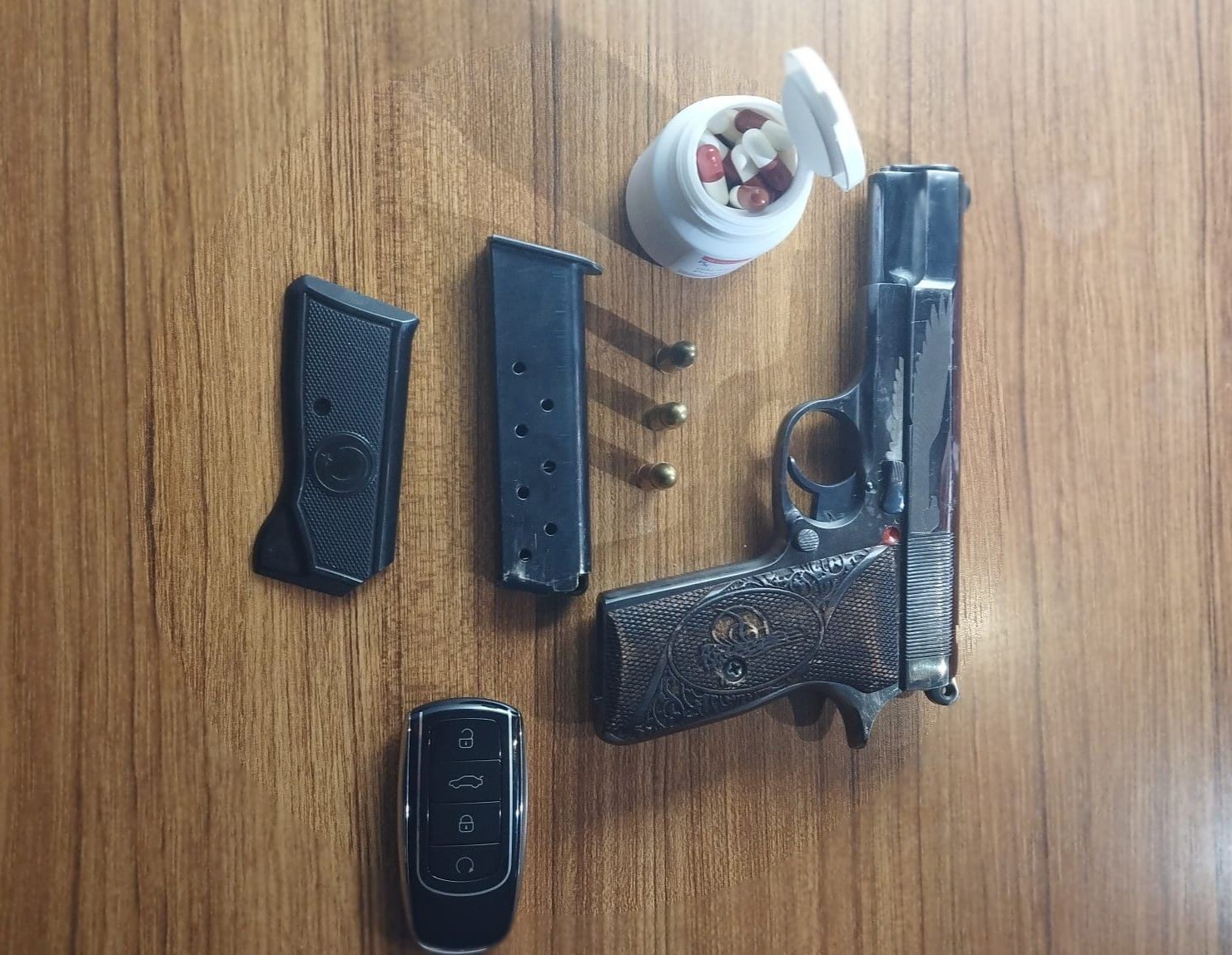 Polisin çalıntı araç operasyonunda silah ve uyuşturucu ele geçirdi
