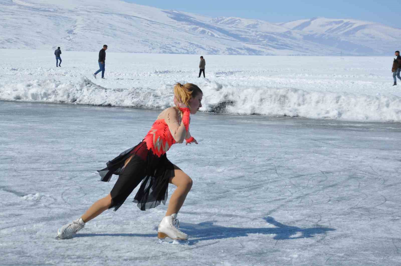 Çıldır Gölü’nde buz üstünde dans