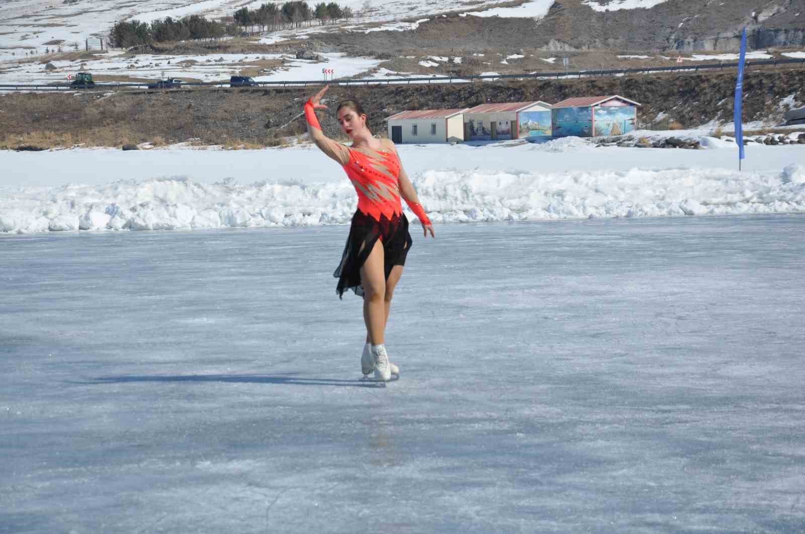&Ccedil;ıldır G&ouml;l&uuml;&rsquo;nde buz &uuml;st&uuml;nde dans

