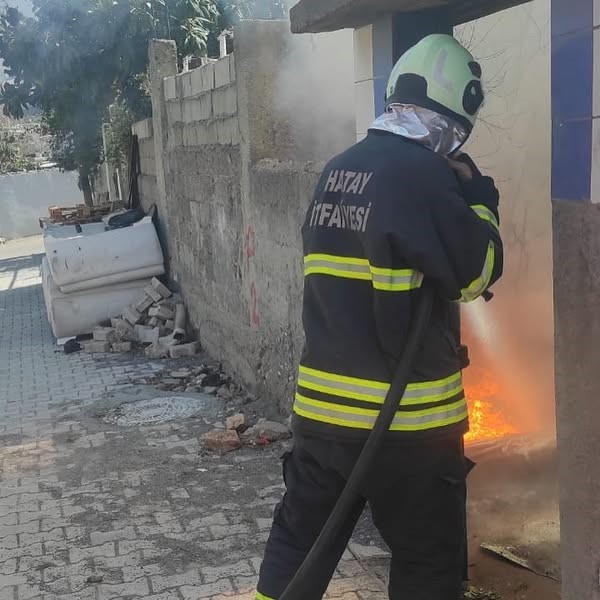 İskenderun’da evin bahçesinden alevler yükseldi