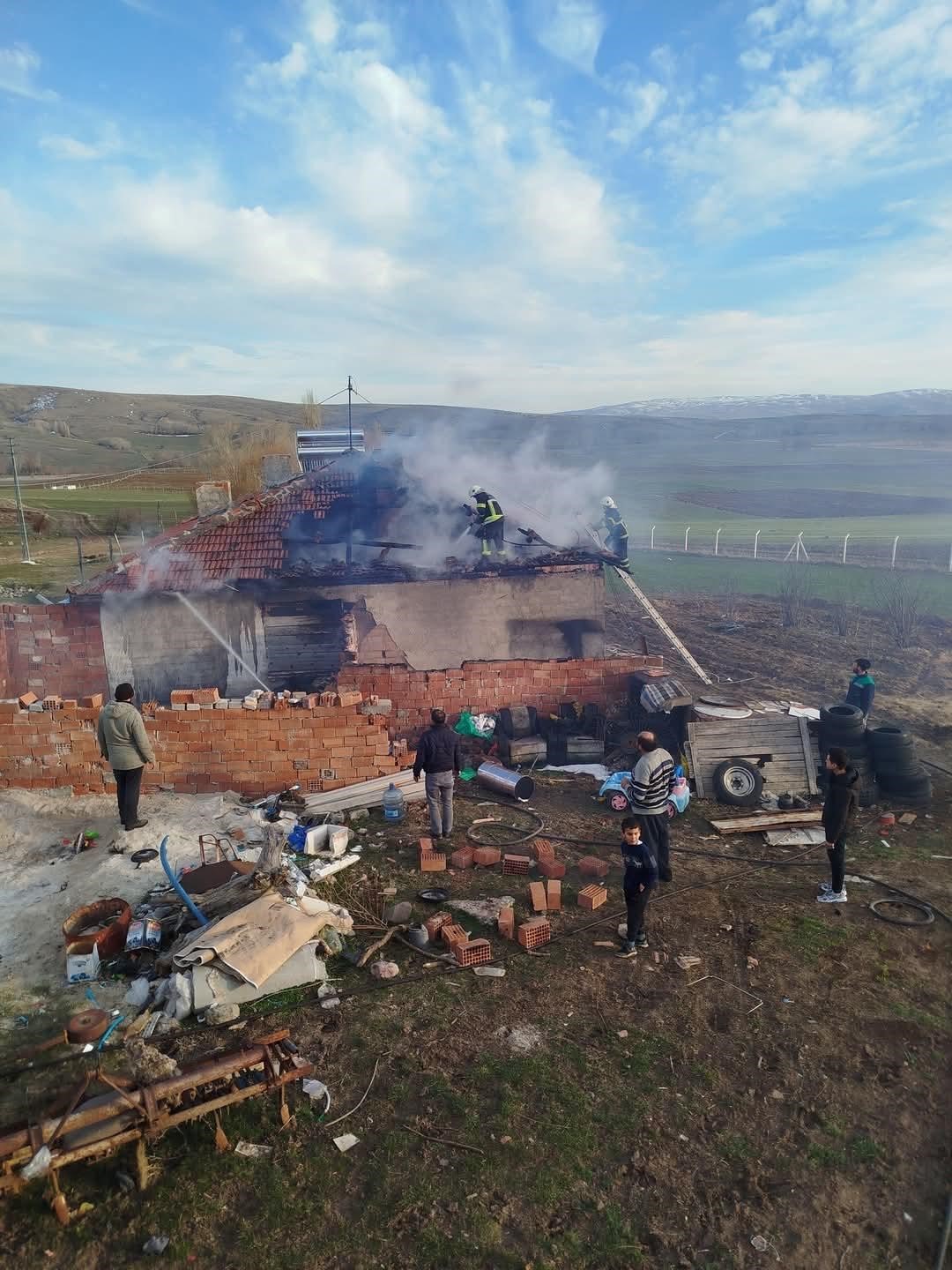 M&uuml;stakil evde &ccedil;ıkan yangın paniğe sebep oldu
