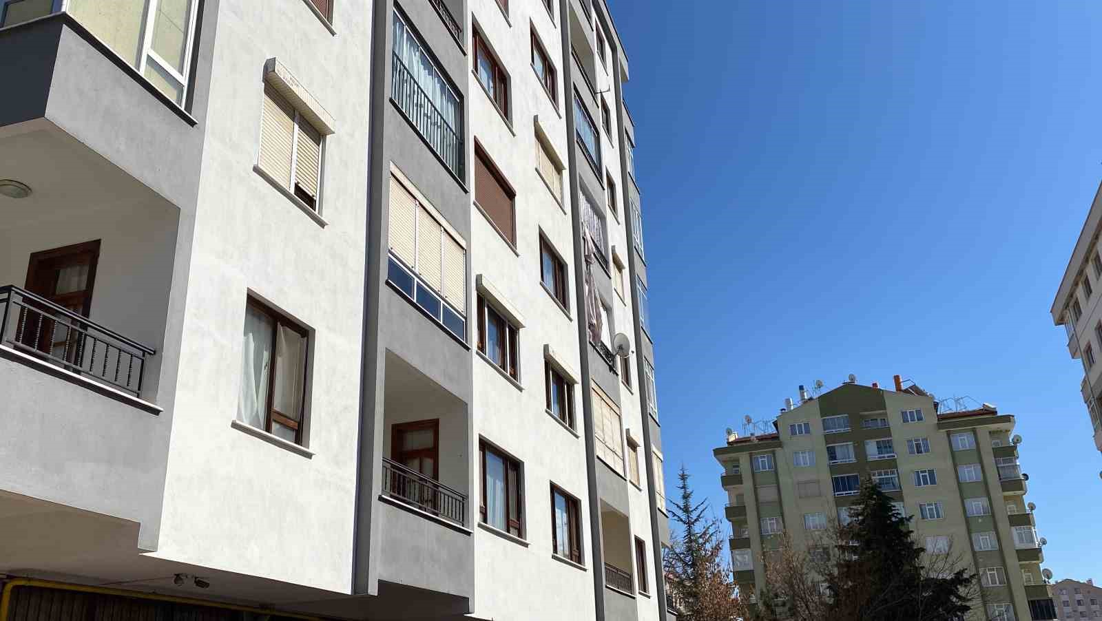 Çarşafları birbirine bağlayarak alt kata inmek isteyen genç kız 4. kattan düştü