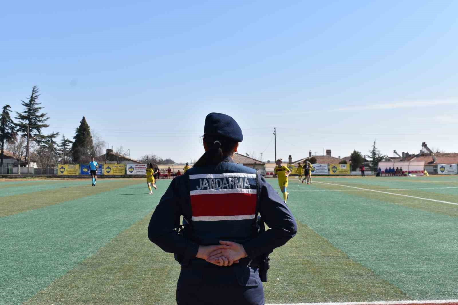 Kadın jandarma, kadın futbol takımının maçında güvenliği sağlayıp bilgilendirdi