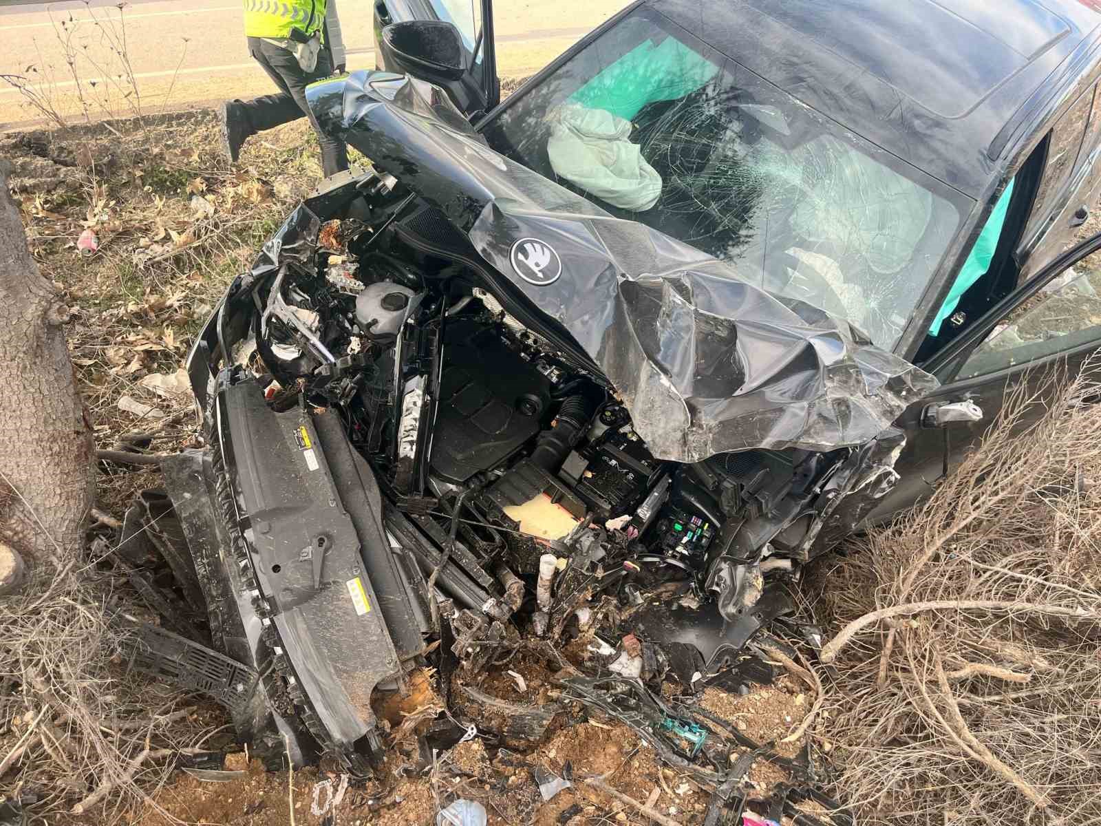 Isparta’da otomobil ağaca çarptı, ilçe belediye başkanı ve ailesi yaralandı