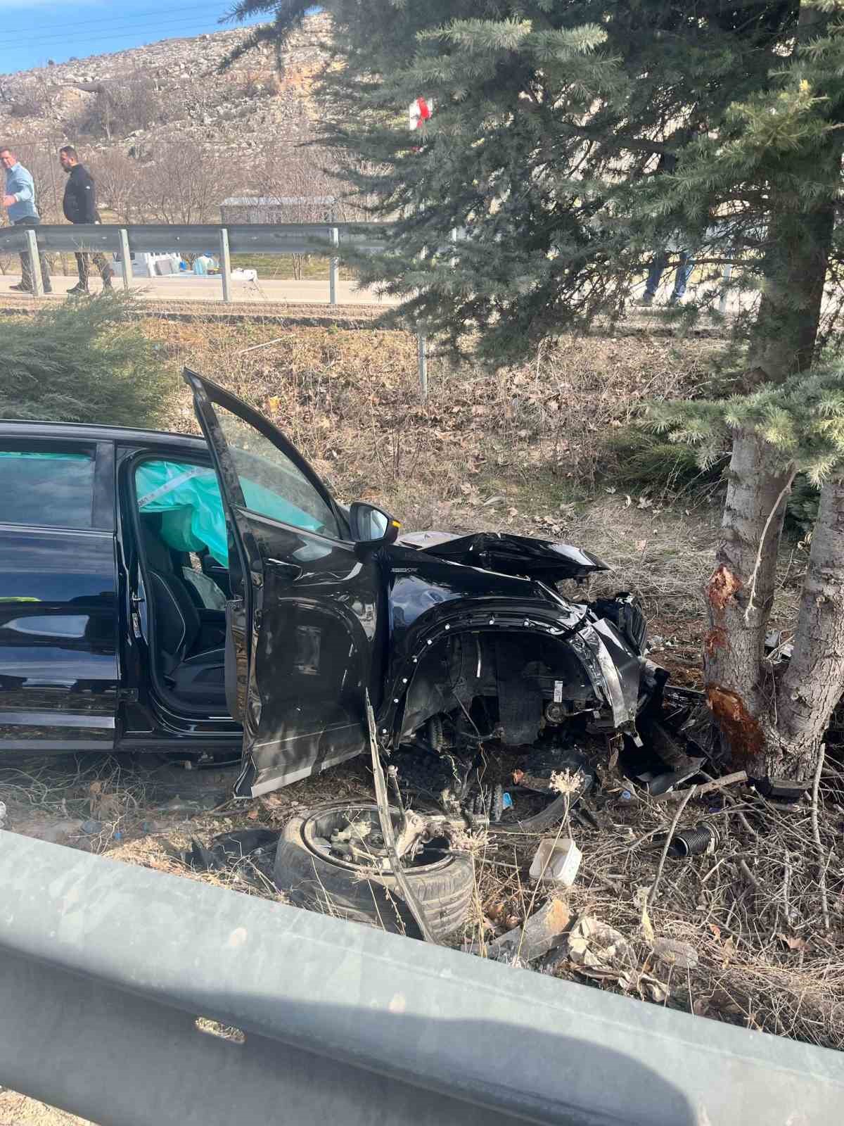 Isparta&rsquo;da otomobil ağaca &ccedil;arptı, il&ccedil;e belediye başkanı ve ailesi yaralandı
