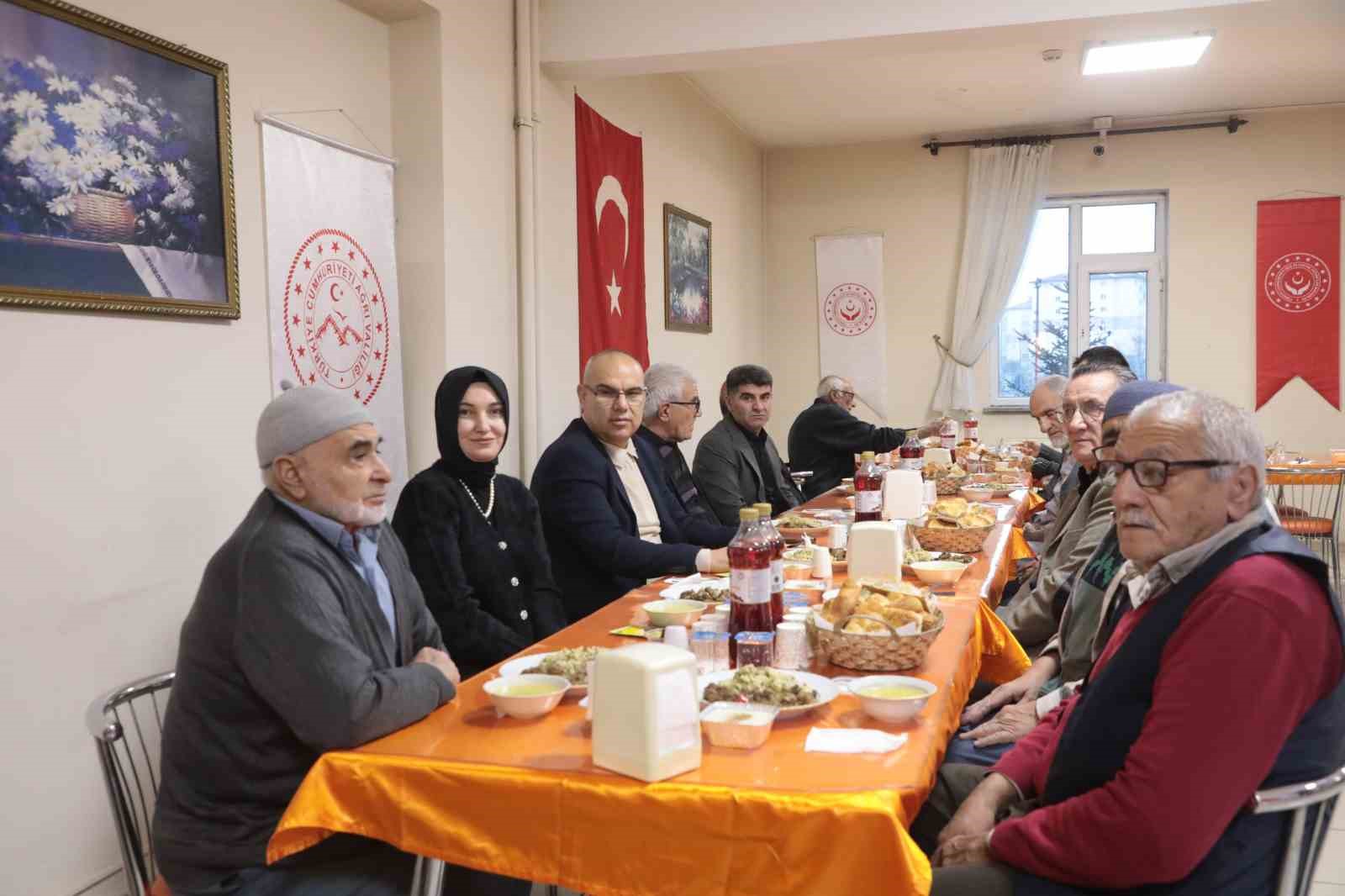 Ağrı Valisi Mustafa Ko&ccedil;, huzurevi sakinleriyle iftarda buluştu
