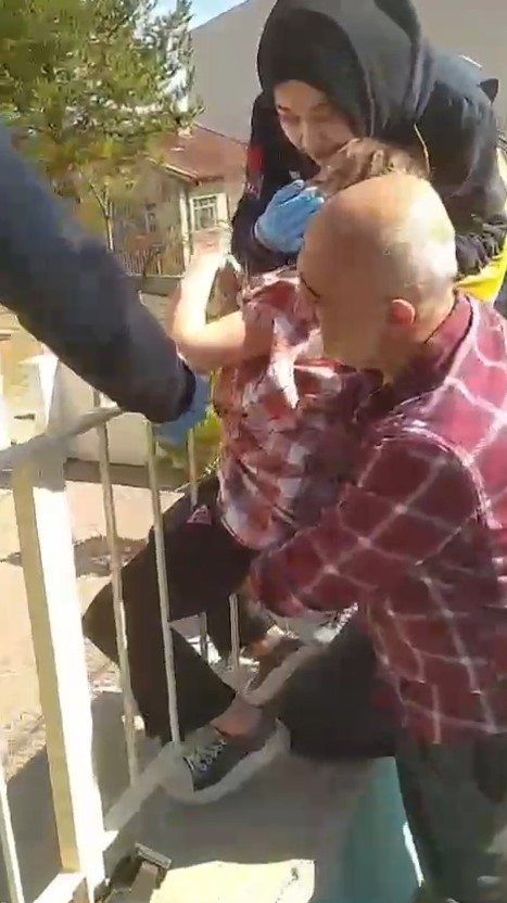 Kolu korkuluğa saplanan 7 yaşındaki &ccedil;ocuk yaralandı
