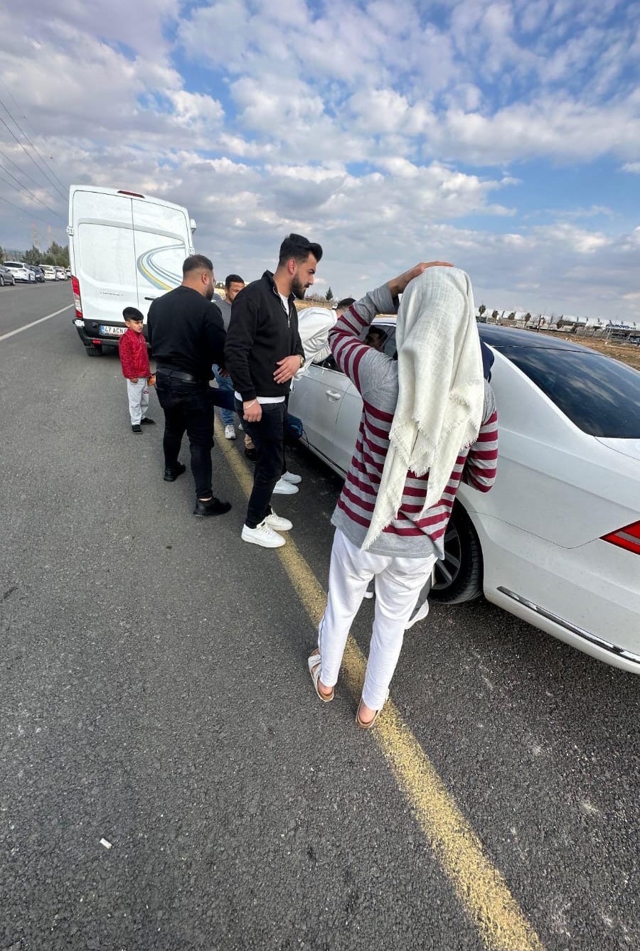 Mardin’de bir genç otomobilde yarı baygın halde bulundu