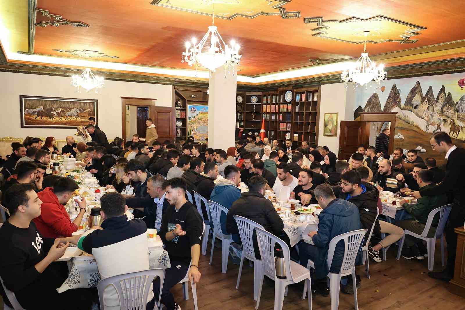 200 öğrenci başkanlık makamında sahur yaptı