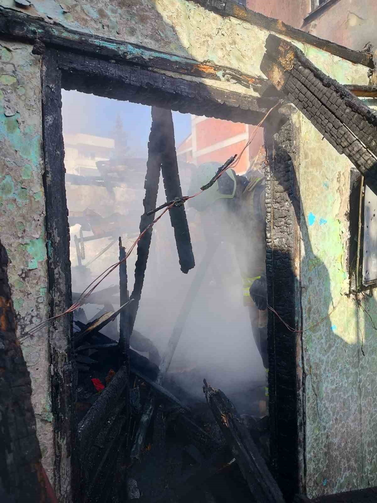 Erdek&rsquo;te bir ev alevlere teslim oldu
