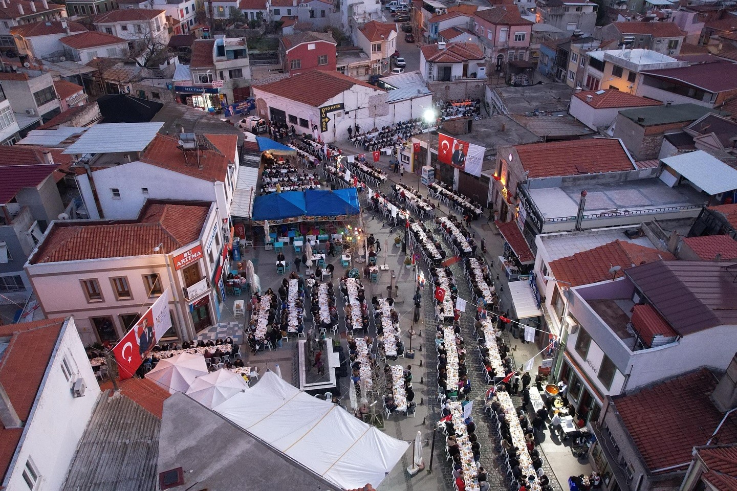 Ayvalık&rsquo;ta iftara binlerce kişi katıldı
