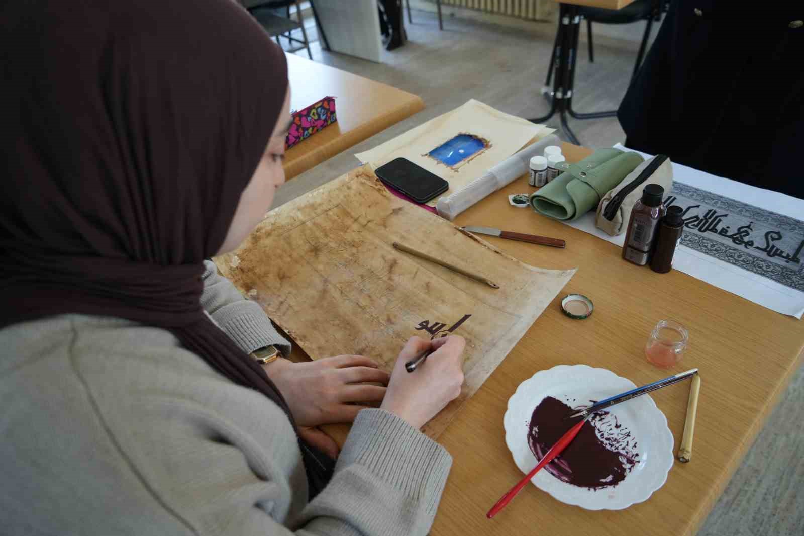 Sınav hazırlığındaki gençler hüsn-i hat sanatıyla sabretmeyi öğreniyor