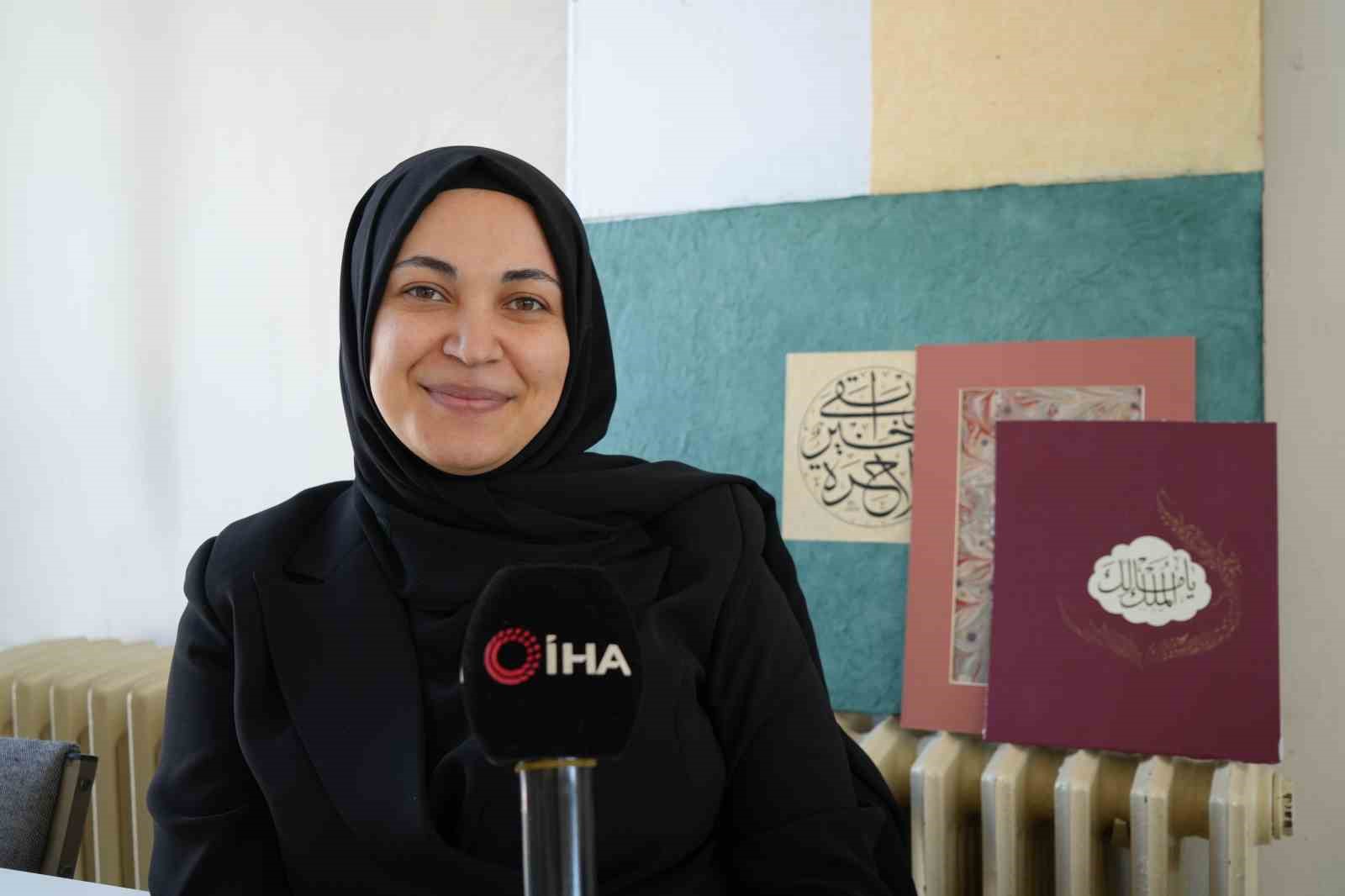 Sınav hazırlığındaki gen&ccedil;ler h&uuml;sn-i hat sanatıyla sabretmeyi &ouml;ğreniyor
