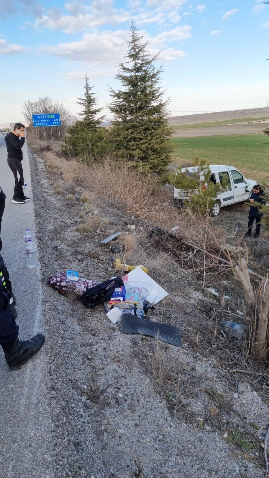 Şarampole devrilen hafif ticari ara&ccedil;ta 2 kişi yaralandı

