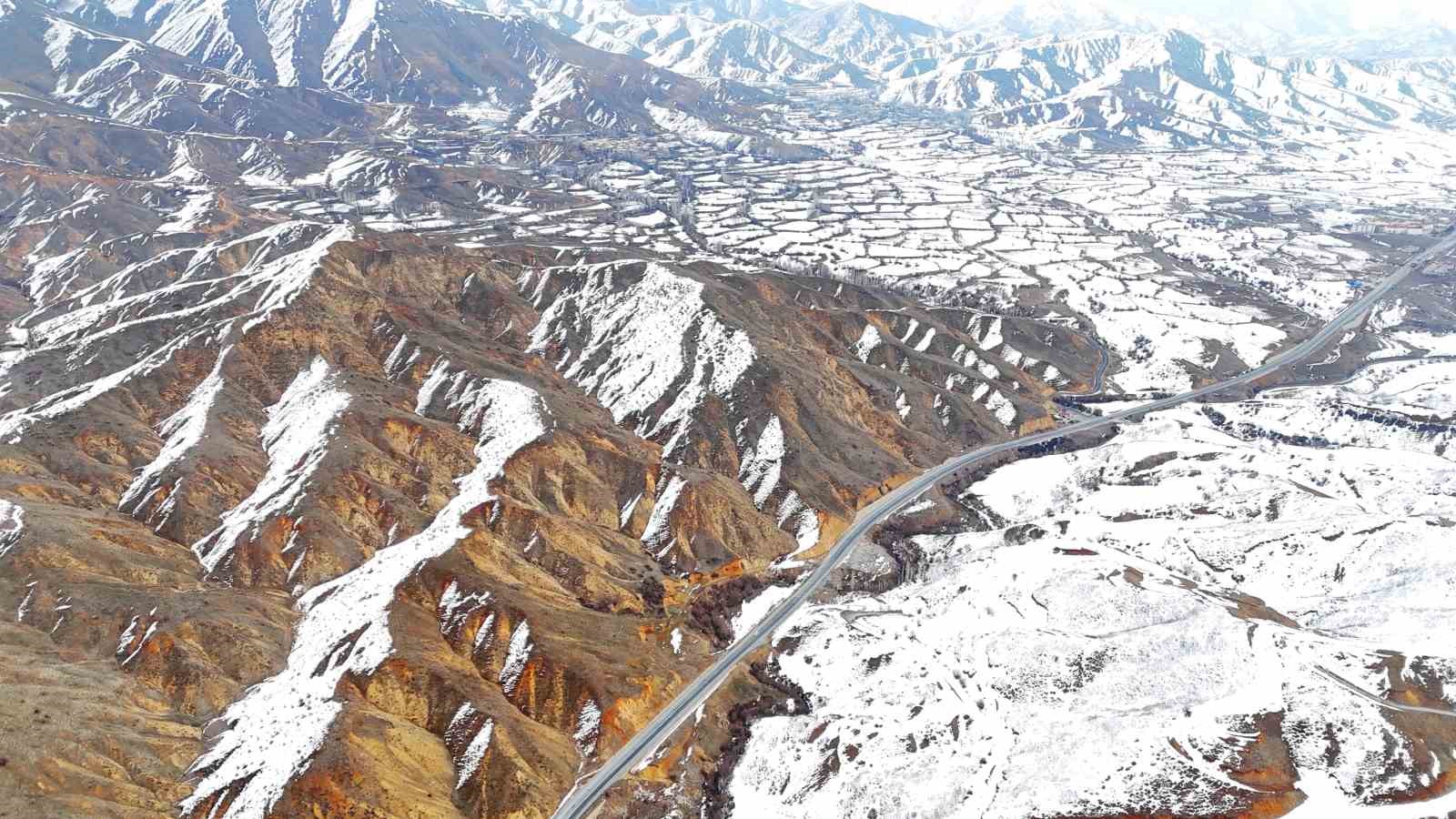 Bitlis&rsquo;te dağların bir yanı kar, bir yanı bahar
