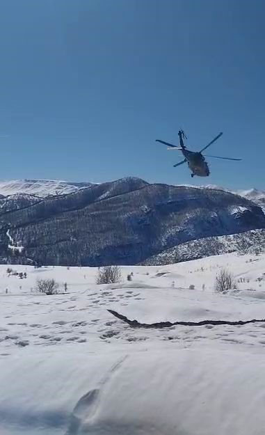 Askeri helikopter çiftçi için kalktı, karlı bölgeye yem indirdi