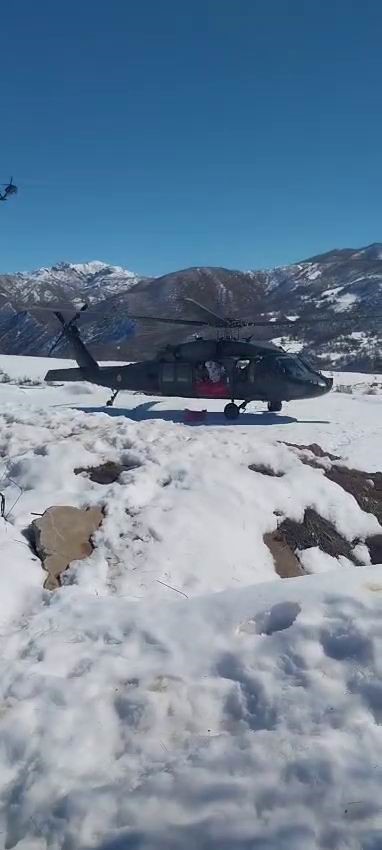 Askeri helikopter çiftçi için kalktı, karlı bölgeye yem indirdi
