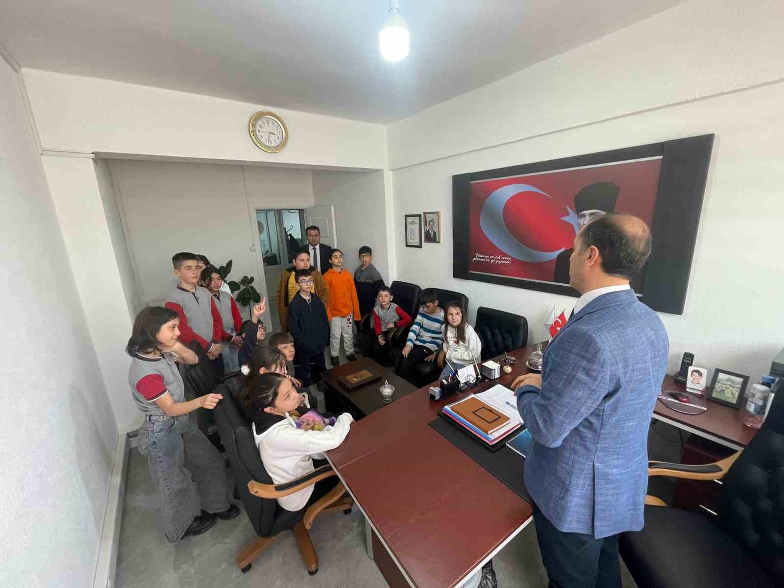 İlkokul öğrencileri Aile ve Sosyal Hizmetleri İl Müdürlüğünü ziyaret etti