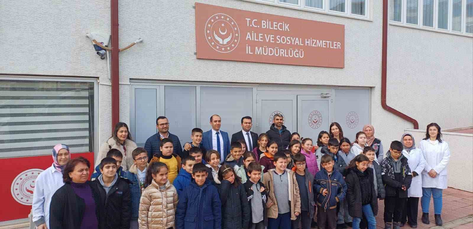 İlkokul &ouml;ğrencileri Aile ve Sosyal Hizmetleri İl M&uuml;d&uuml;rl&uuml;ğ&uuml;n&uuml; ziyaret etti
