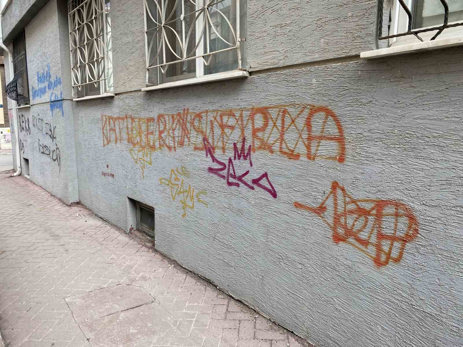 Apartman duvarları ve garaj kapıları vandalların hedefi oldu
