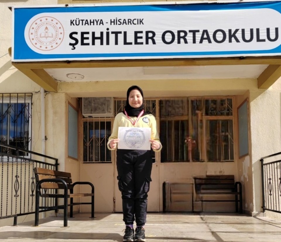 Çanakkale Savaşları’nın 110. yıl dönümü şiir dalı Türkiye birincisi Hisarcık Şehitler Ortaokulundan