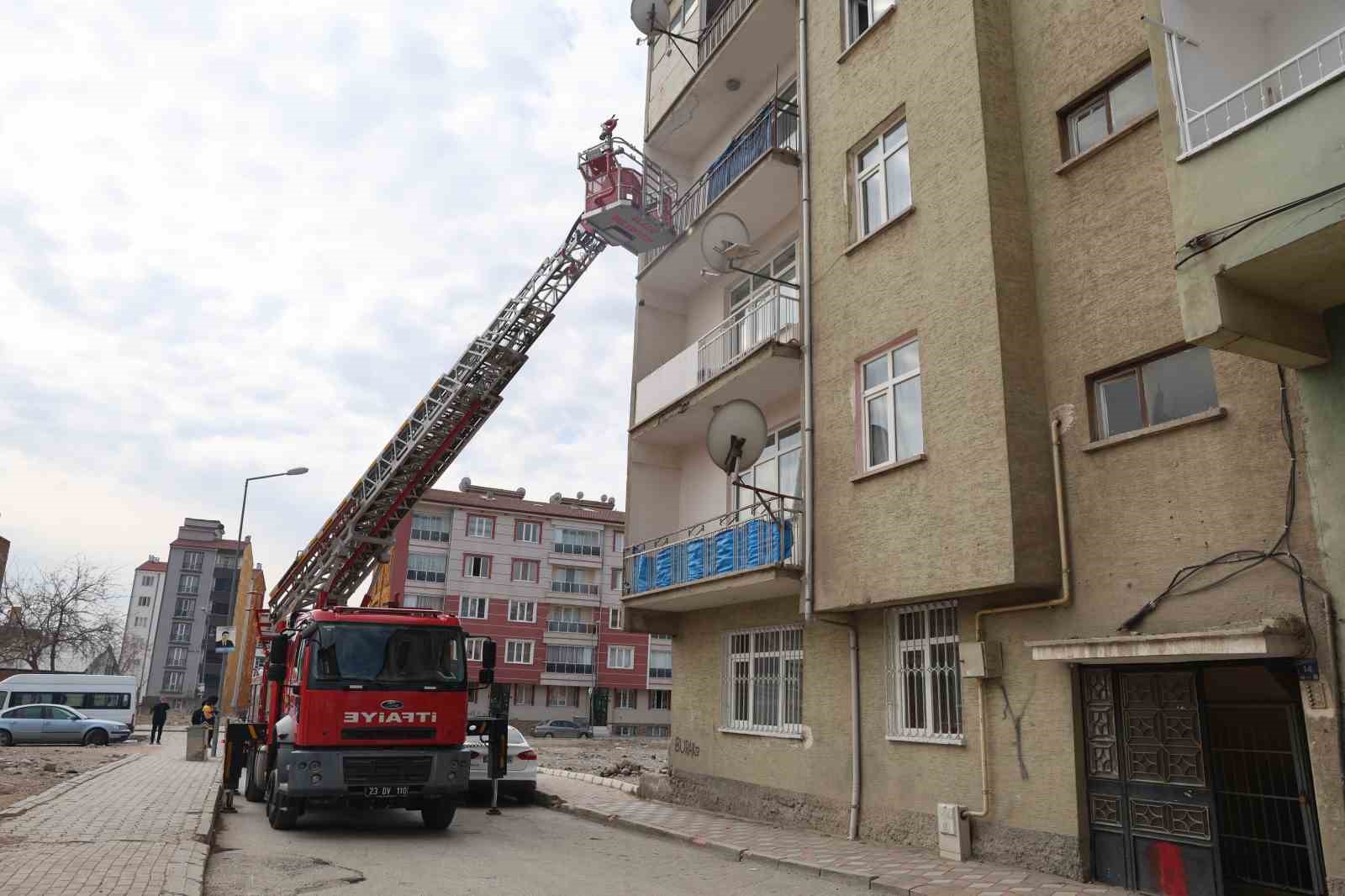 Elazığ&rsquo;da ev yangını paniğe neden oldu
