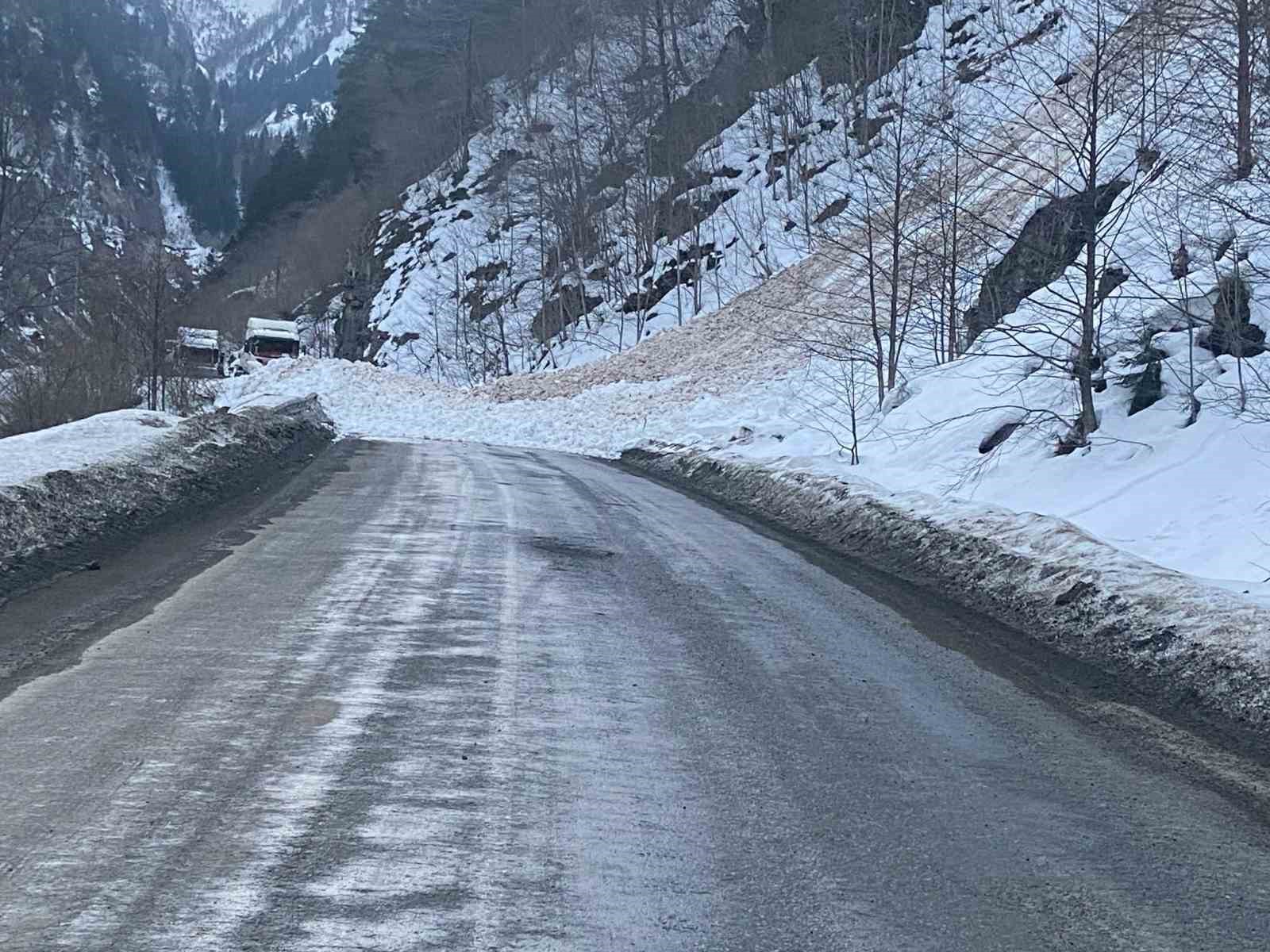 Trabzon-Bayburt karayolunda çığ