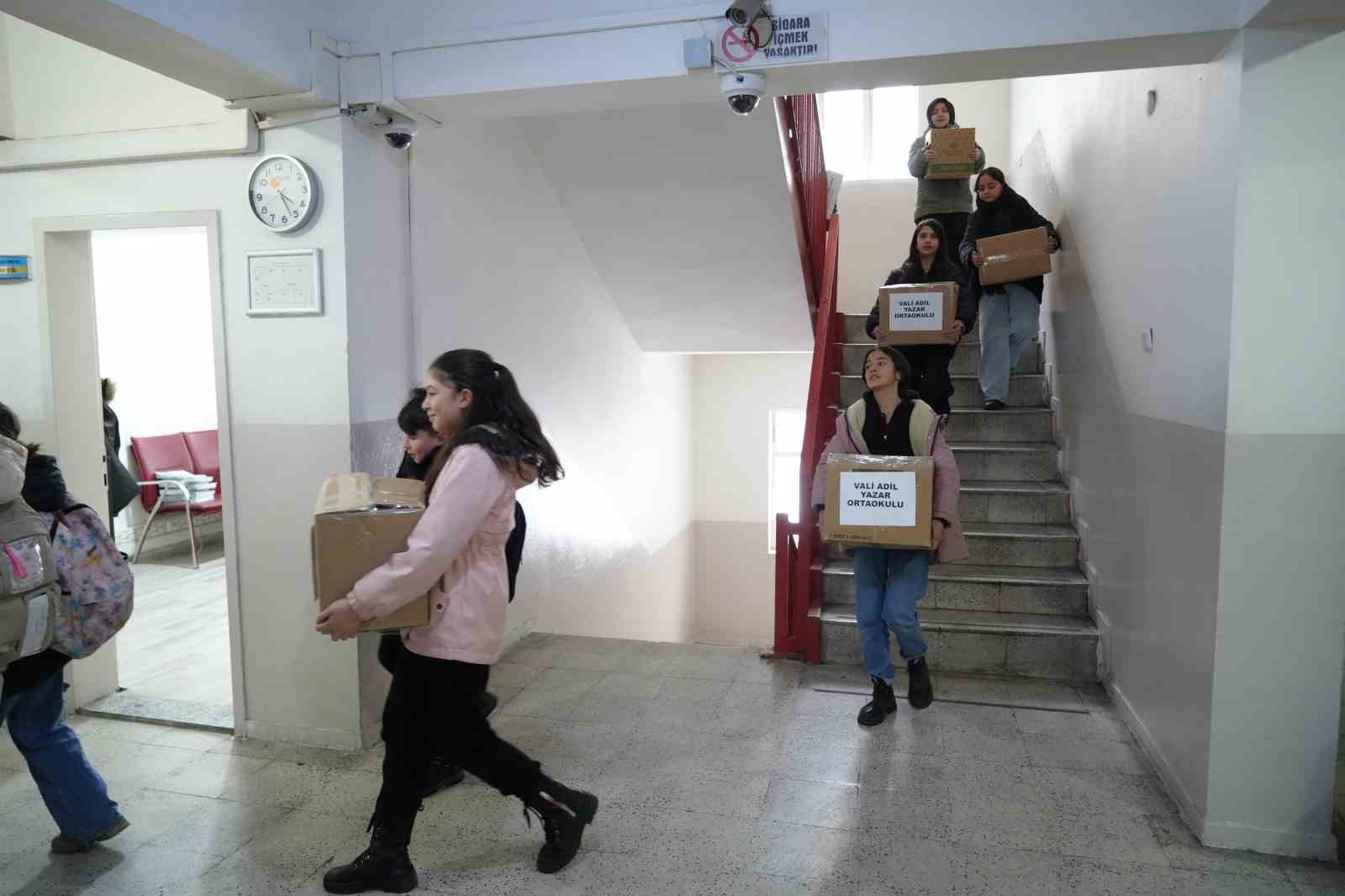 Minik &ouml;ğrenciler har&ccedil;lıklarıyla Ramazan kolisi hazırladılar
