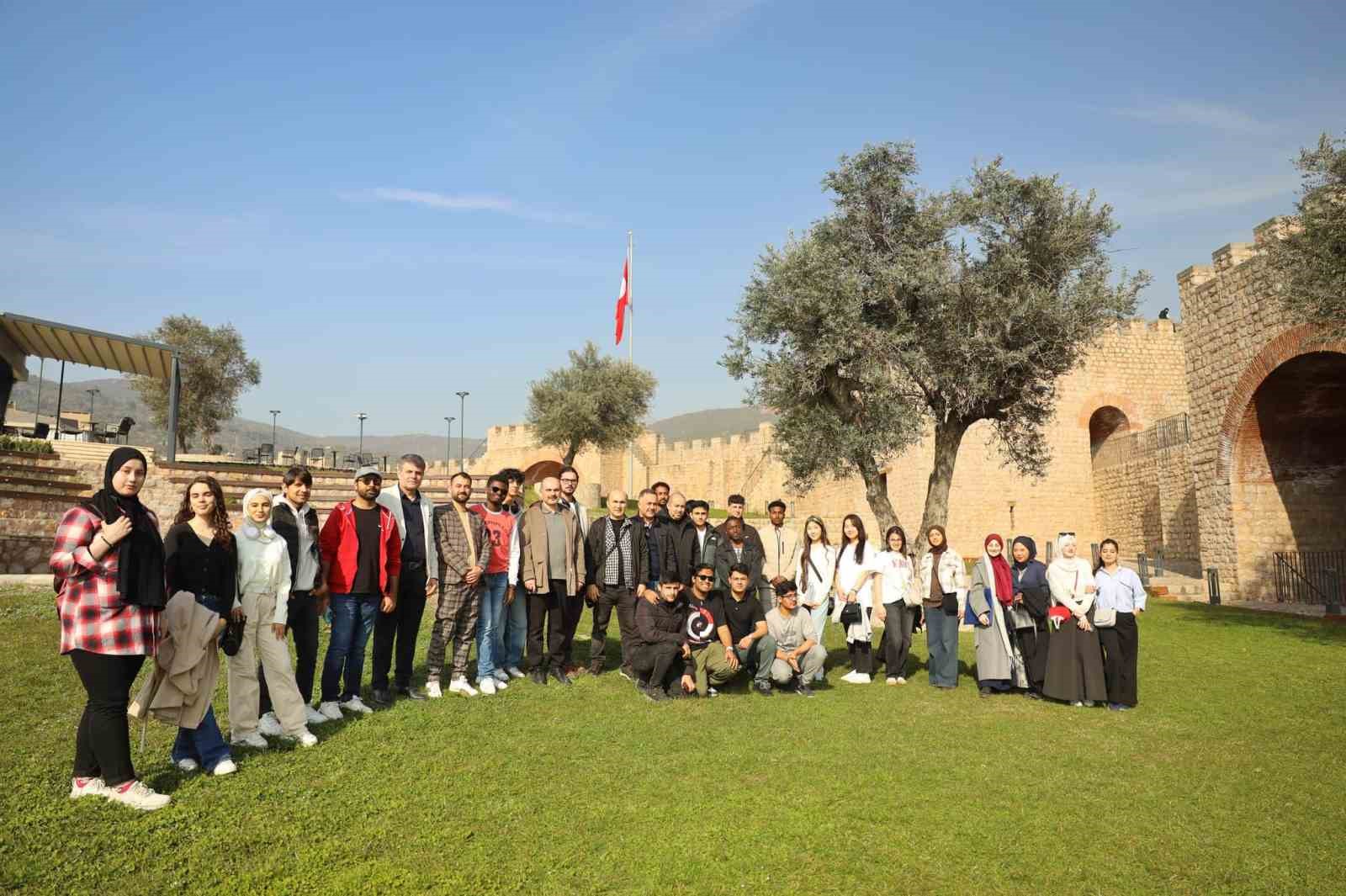Yabancı öğrenciler Hereke Kalesi’ne hayran kaldı