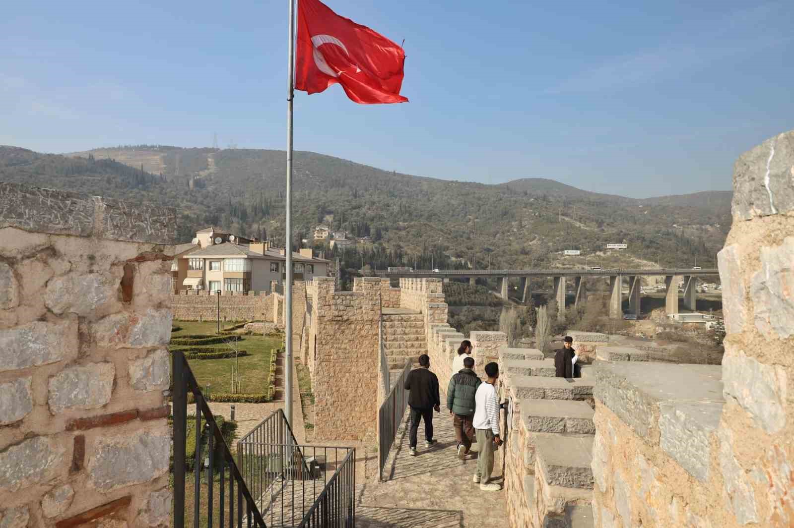 Yabancı öğrenciler Hereke Kalesi’ne hayran kaldı
