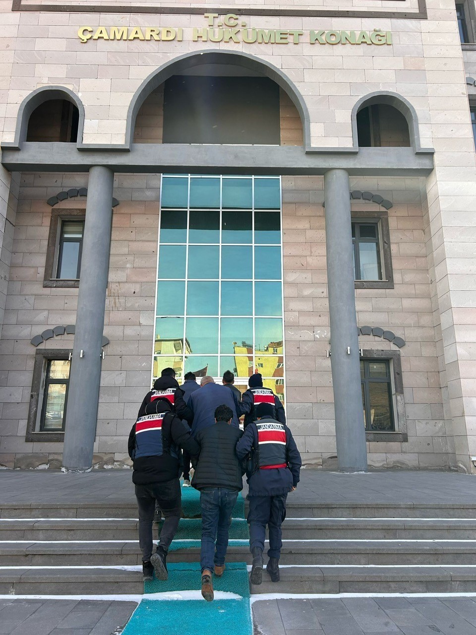 Niğde&rsquo;de jandarmadan su&ccedil;lulara darbe: 155 kişi yakalandı
