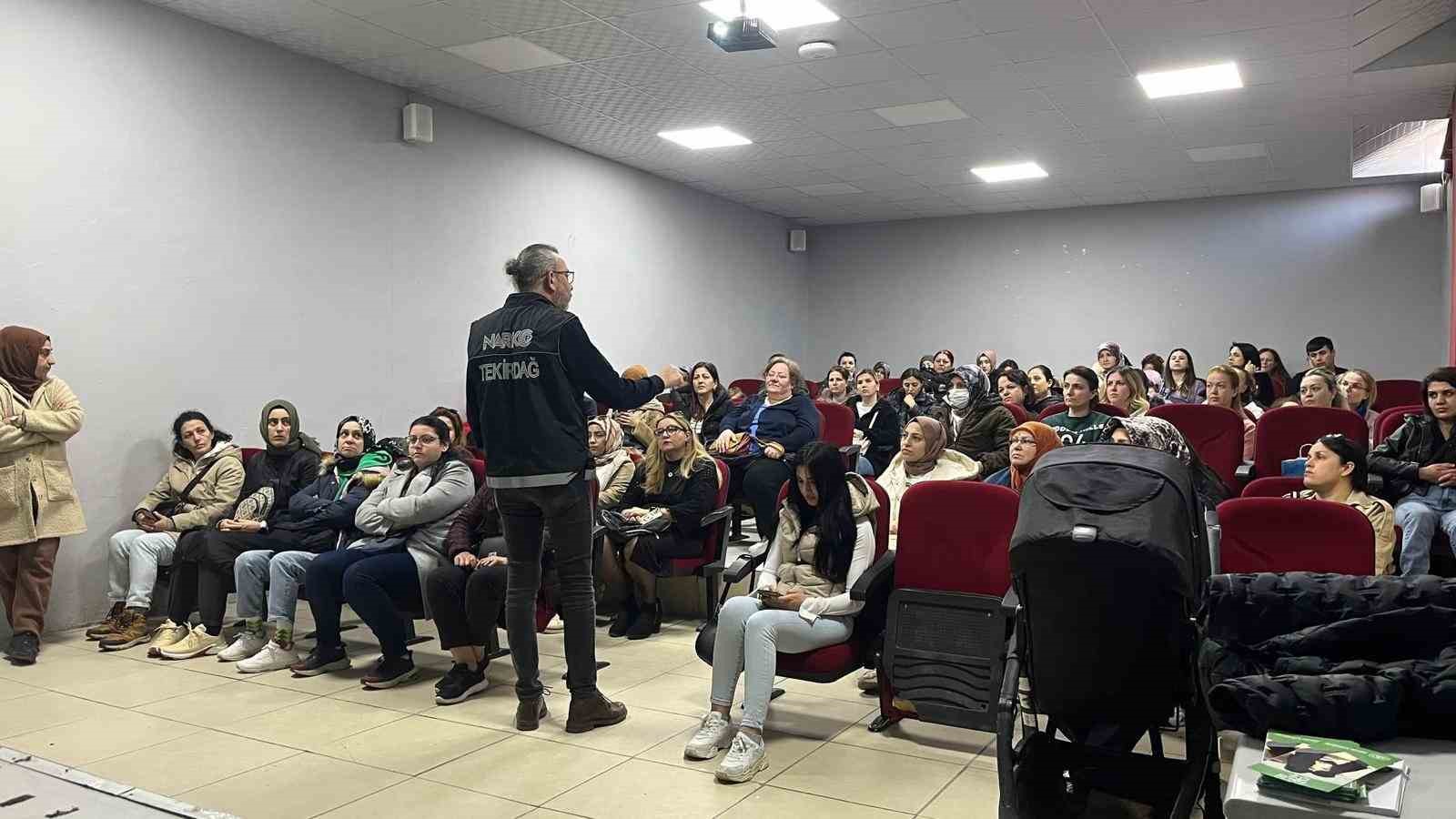 Tekirdağ&rsquo;da Narkorehber timinden bağımlılıkla m&uuml;cadele etkinlikleri
