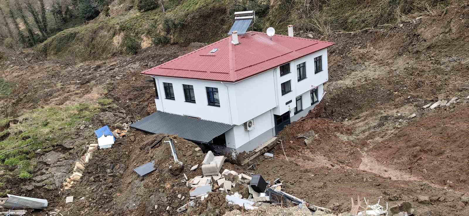 İki katlı ev heyelanda 50 metre sürüklendi
