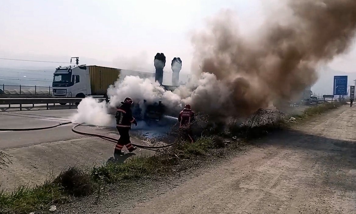 D-650’de iş makinesi taşıyan tır alevlere teslim oldu
