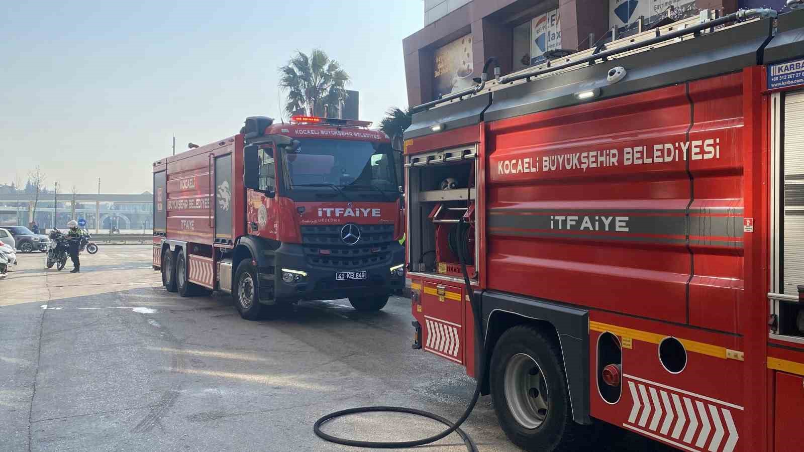 Park halindeki otomobilde yangın &ccedil;ıktı
