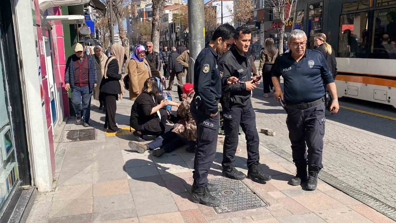 Aniden yere yığılan adam &ccedil;evredekileri korkuttu
