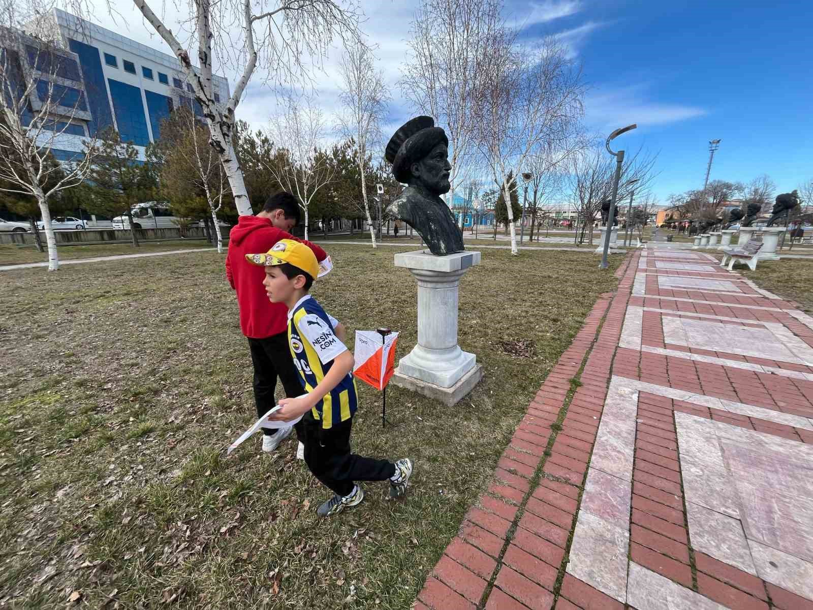 Kütahya Kent Park’ta genç oryantiringciler hedef peşinde koştu