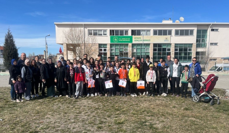 K&uuml;tahya Kent Park&rsquo;ta gen&ccedil; oryantiringciler hedef peşinde koştu
