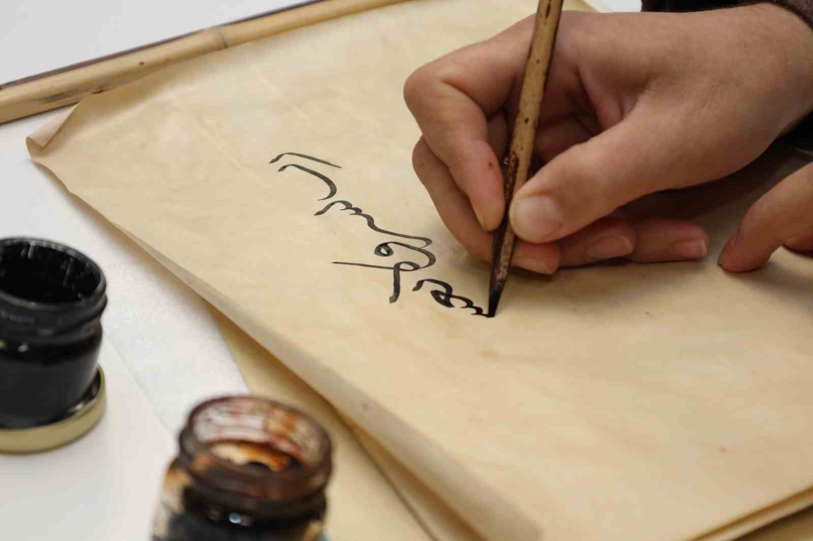 Hüsn-i hat ile kalemin dilini konuşturuyorlar